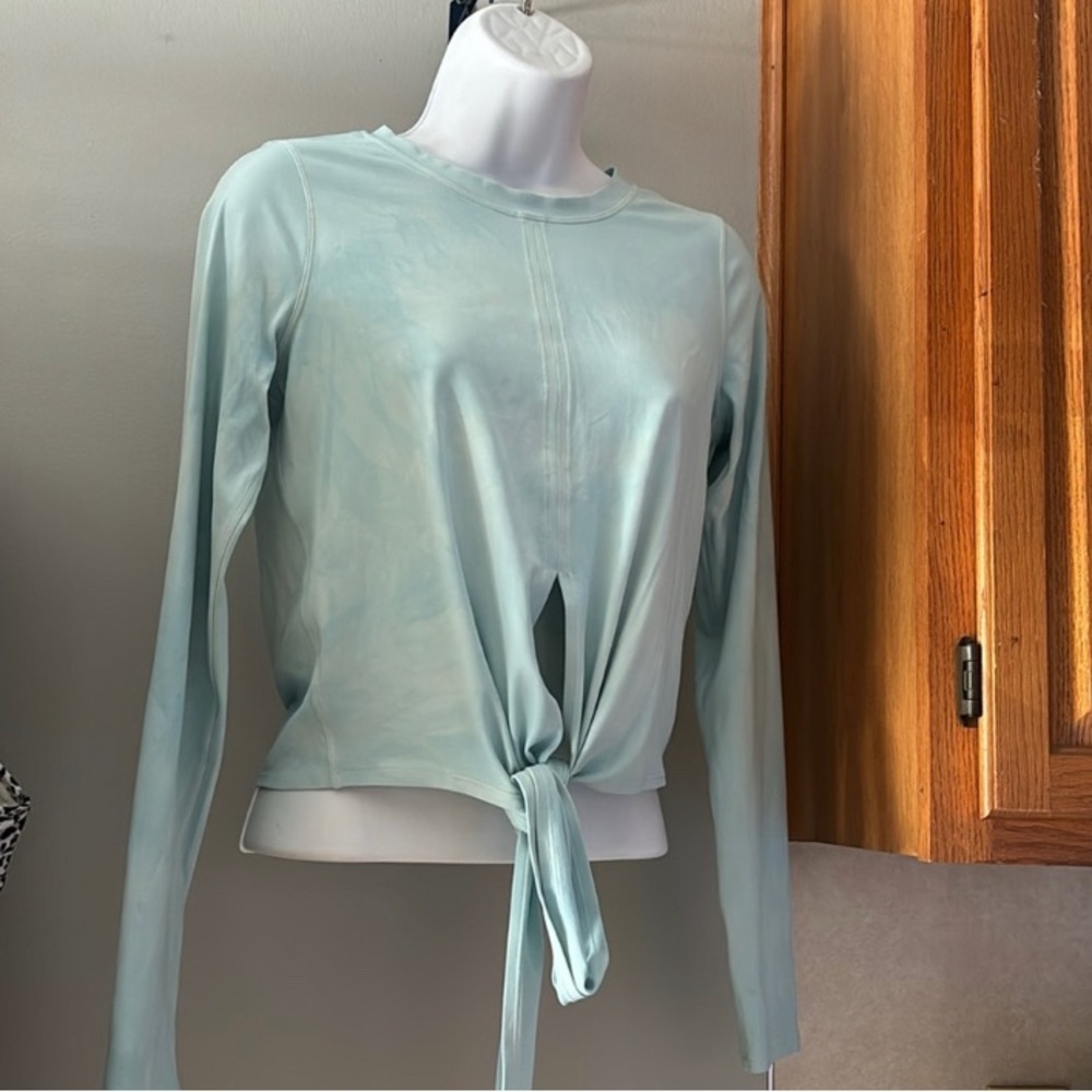 2055 -Lululemon knot a problem tie long sleeve crop-  been tie dyed light blue.